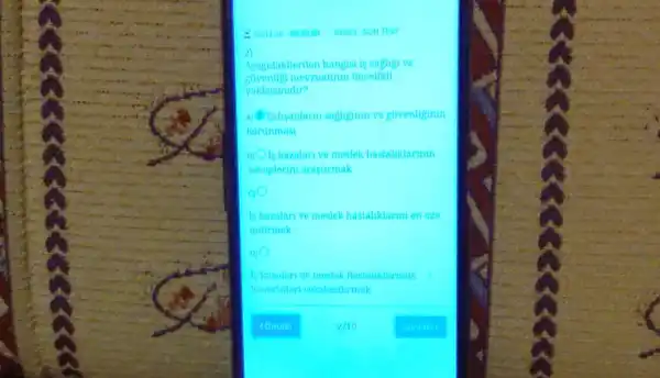 2)
Asagadakilerden hangisi is sagligi ve guvenligi mevzuatunin oncelikdi yaklasumudir?
A) Calisanlarin sagliginun ve guvenliginin korunması
B) Ols kazalan ve meslek hastalikdarmun sebeplerini araştırmak
c)
Is kazaları ve meslek hastaliklarını en aza indirmek
D)
Is kazaları ve meslek hastaliklarında kusurluları cozalandırmak